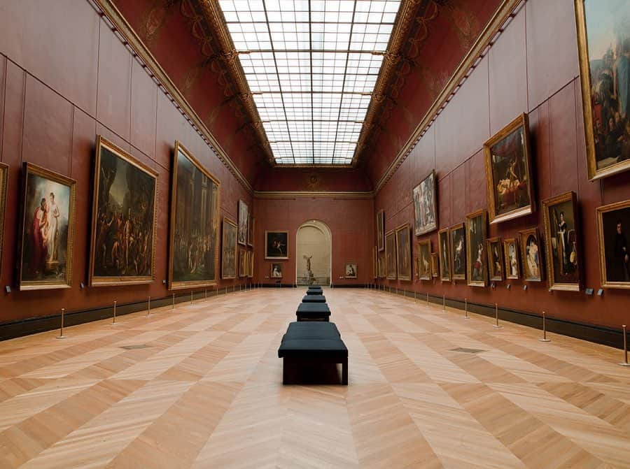 のインスタグラム：「. 🇫🇷 Mercredi, c’est #HistoireDuLouvre ! Aujourd’hui, à l’occasion de la réouverture de la Salle Daru, focus sur son histoire ⤵️ - 👀 Cette salle a été créée et décorée pour le musée impérial en 1863, comme l'indique son décor rouge et or réalisé par le peintre Alexandre Dominique Denuelle. Elle abrite aujourd'hui les tableaux de grand format du Néoclassicisme français, notamment « Le Sacre de Napoléon » de Jacques-Louis David, la figure majeure de cette école. - ✍️ Cette salle est nommée d’après le comte Pierre Daru, qui fut notamment ministre de l’empereur. On retrouve son nom associé à d’autres parties du musée aménagées sous Napoléon : la Galerie Daru, dévolue aux antiquités grecques et romaines, et l’escalier Daru que nous avions déjà présenté dans un #HistoireDuLouvre ! - - - 🌍Wednesday is #LouvreHistory! Today, let’s focus on the Salle Daru, on the occasion of its re-opening ⤵️ - 👀 Created for the imperial museum in 1863, this gallery was decorated in red and gold (the French imperial colors) by the painter Alexandre Dominique Denuelle. Today, it houses large-scale French Neoclassical paintings, notably Jacques-Louis David's Coronation of Napoleon. - ✍️ This room is named after Count Pierre Daru, who was one of Napoleon's ministers. We find his name associated with other places in the museum arranged during the the Napoleonic period: the Galerie Daru, devoted to Greek and Roman antiquities, and the Daru staircase that we had already presented in a #LouvreHistory! . . . #Louvre #MuséeDuLouvre」