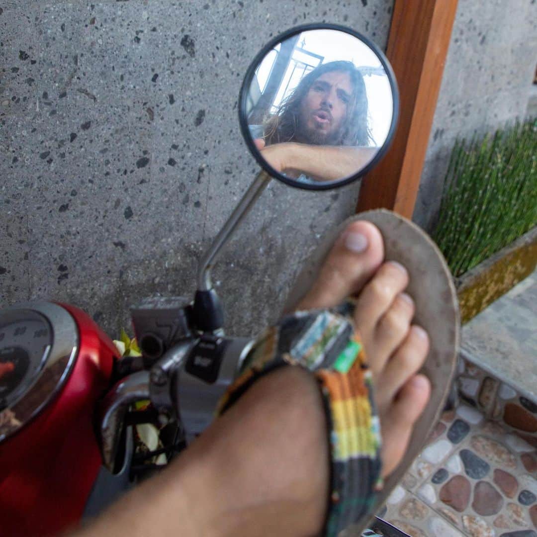 のインスタグラム：「Objects in mirror are stranger than they appear. @MattMeola, on a mission for some Balinese mangosteen. #Sanuk #SmilePassItOn」