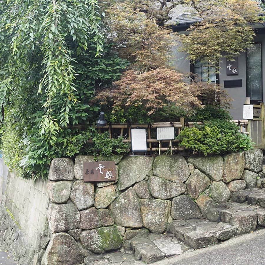 LeTRONC ルトロンさんのインスタグラム写真 - (LeTRONC ルトロンInstagram)「【茶房 雲母 / 神奈川・鎌倉】﻿ .﻿ 鎌倉駅から徒歩10分の住宅街にある行列ができる甘味処「茶房 雲母（さぼう きらら）」🏡﻿ ﻿ 注文が入ってから丸めて茹でる巨大白玉が入ったあんみつが大人気です👏﻿ ﻿ 1番人気は「宇治白玉クリームあんみつ」✨宇治抹茶が練りこまれた白玉に、あんこ、アイス、さくらんぼ、杏子、寒天、みつまめなどボリュームたっぷり🍡﻿ 茹でたてでアツアツもちもちの白玉に、特製の抹茶シロップをかけて召し上がれ💕﻿ ﻿ 食後にはこぶ茶でほっと一息。その心遣いもお店の魅力のひとつです🍵﻿ ﻿ ぜひ味わいに行ってみてくださいね😋﻿ .﻿ 📍神奈川県鎌倉市御成町16-7﻿ .﻿ 📷写真・情報提供：@asami2011さん﻿ 素敵な投稿をありがとうございます✨﻿ .﻿ \一緒にルトロンInstagramを盛り上げませんか？🙋‍♀️ /﻿ #ルトロン で素敵なおでかけ体験をシェアしてくれる方を大募集しています♪投稿内容は、Instagramで紹介させていただきます☺️﻿ .﻿ ルトロンのアプリはAppStore、GooglePlay「ルトロン」で検索！﻿ .﻿ #letronc #japanese_food #kamakuracafe #cafe #茶房雲母 #雲母 #宇治白玉クリームあんみつ #クリームあんみつ #白玉 #しらたま #あんみつ #甘味処 #お団子 #団子 #和菓子 #和菓子好き #鎌倉グルメ #鎌倉カフェ #カフェ巡り #カフェ好きな人と繋がりたい #カフェスタグラム #和スイーツ #甘味 #スイーツ #スイーツ部 #スイーツ巡り #スイーツ好きな人と繋がりたい #インスタ映えスイーツ #instafood」9月19日 12時34分 - letronc.m