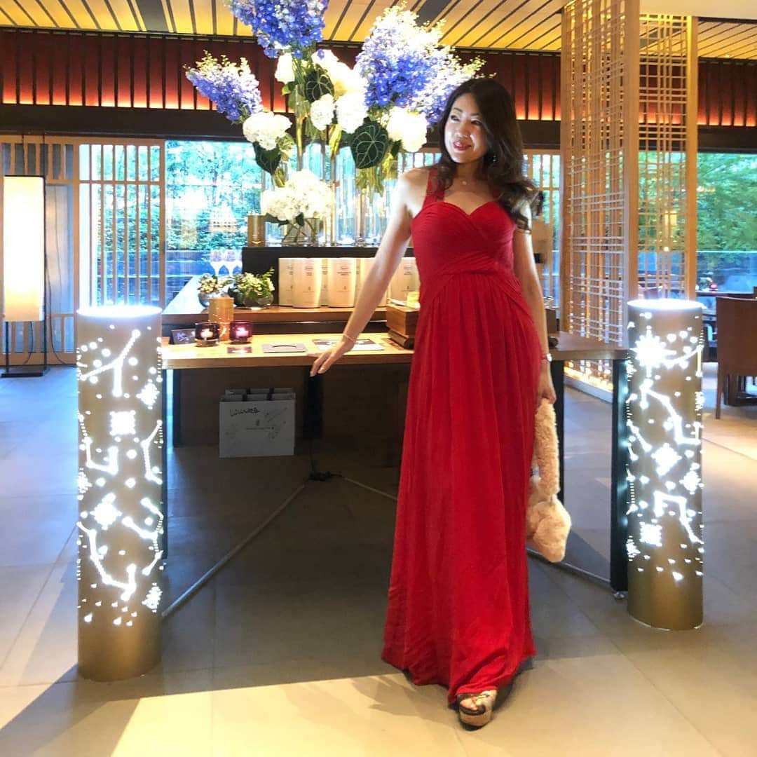 今堀恵理さんのインスタグラム写真 - (今堀恵理Instagram)「昨夜は @ritzcarltonkyoto  で開催された 「ステラ ダイニングシリーズ 『星の饗宴』by The Ritz-Carlton」にご招待頂きました 「ザ・リッツ・カールトン」が誇る世界各地のスターシェフやミクソロジストたちが国境を越えて集結し、夜空に輝く星座のように美しい食の時間を形作るスペシャルディナー💕 「ラ・ロカンダ」の井上勝人シェフと、スペインの「M.B」のゴロスティサ シェフがコラボレーションしたディナー、デザートはピエールエルメパリでした ペアリングも楽しい組み合わせをされてましたよ  今年も　@3aya11 ちゃんと参加 楽しかったです。 インフルエンサーとしてご招待頂いたのは4名ほど。関西からは2人だったかも😆？ 私達以外はメディアの方とリッツカールトンホテルグループ、マリオットインターナショナルの方々のがアジアの各国から来られてました。40名ほどでのディナーでした 英語がもっと話せたら良かったと思った夜でしたが、とにかく楽しくて美味しくて、最高のおもてなしのディナーでした リッツカールトンは前から好きですが、ますます❤LOVE  私の👗赤のドレスはVALENTINOのです。時計はCartierにしました  #ritzcarltonkyo #rcstellardining  #rcmemories  #theritzcarlton  #michelinstar  #marriottbonvoy  #リッツカールトンホテル京都　#ラロカンダ　#赤のドレス　#芦屋セレブ　#今堀恵理　#インフルエンサー」9月19日 12時26分 - eriimahori