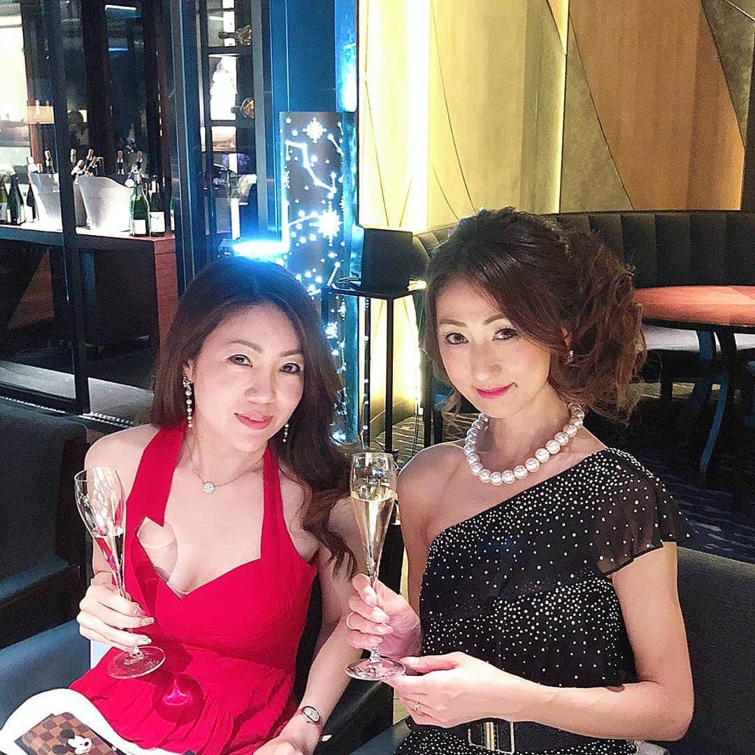 のインスタグラム：「昨夜は @ritzcarltonkyoto  で開催された 「ステラ ダイニングシリーズ 『星の饗宴』by The Ritz-Carlton」にご招待頂きました 「ザ・リッツ・カールトン」が誇る世界各地のスターシェフやミクソロジストたちが国境を越えて集結し、夜空に輝く星座のように美しい食の時間を形作るスペシャルディナー💕 「ラ・ロカンダ」の井上勝人シェフと、スペインの「M.B」のゴロスティサ シェフがコラボレーションしたディナー、デザートはピエールエルメパリでした ペアリングも楽しい組み合わせをされてましたよ  今年も　@3aya11 ちゃんと参加 楽しかったです。 インフルエンサーとしてご招待頂いたのは4名ほど。関西からは2人だったかも😆？ 私達以外はメディアの方とリッツカールトンホテルグループ、マリオットインターナショナルの方々のがアジアの各国から来られてました。40名ほどでのディナーでした 英語がもっと話せたら良かったと思った夜でしたが、とにかく楽しくて美味しくて、最高のおもてなしのディナーでした リッツカールトンは前から好きですが、ますます❤LOVE  私の👗赤のドレスはVALENTINOのです。時計はCartierにしました  #ritzcarltonkyo #rcstellardining  #rcmemories  #theritzcarlton  #michelinstar  #marriottbonvoy  #リッツカールトンホテル京都　#ラロカンダ　#赤のドレス　#芦屋セレブ　#今堀恵理　#インフルエンサー」