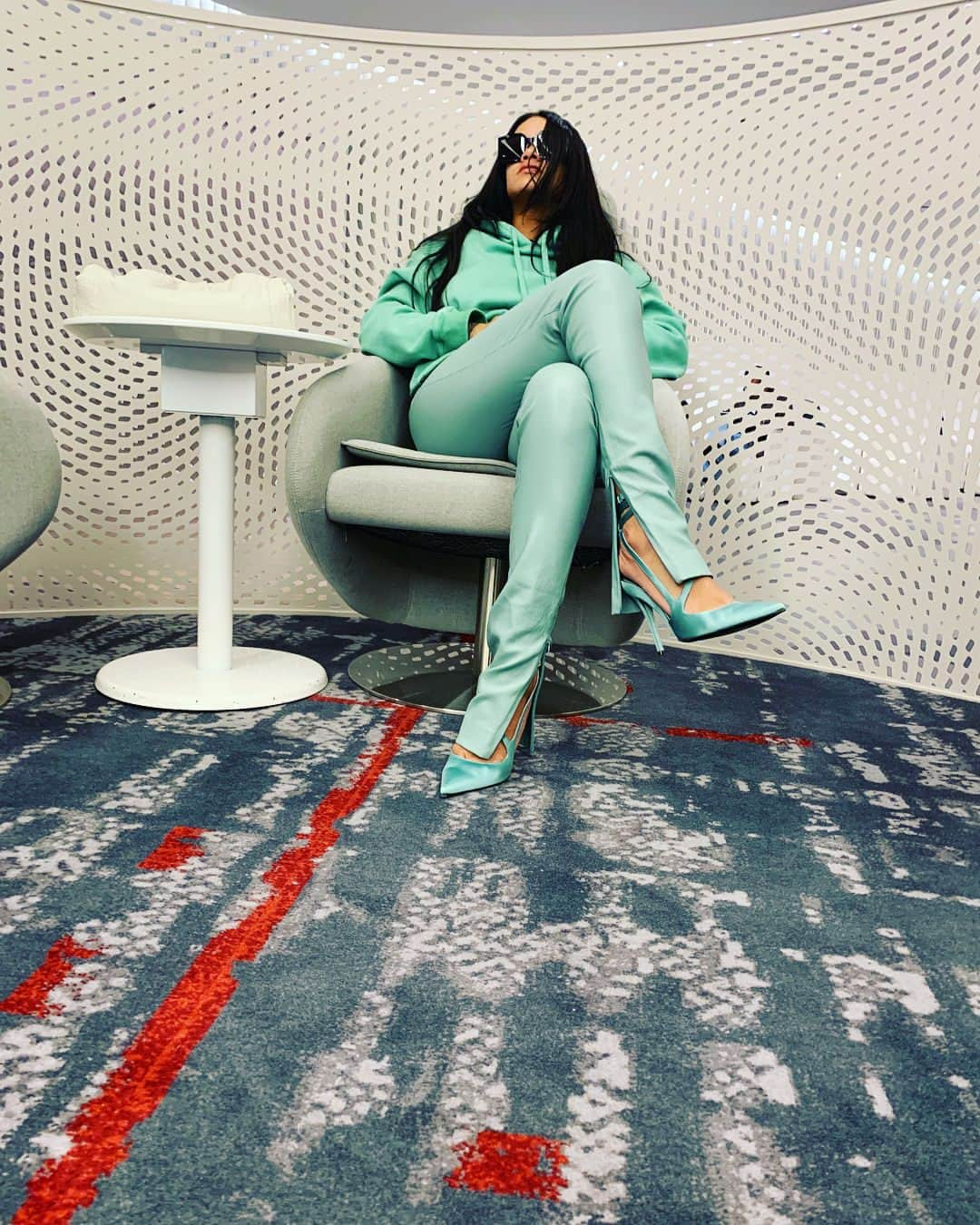 リアーナさんのインスタグラム写真 - (リアーナInstagram)「bored as money... @fenty」9月19日 12時30分 - badgalriri