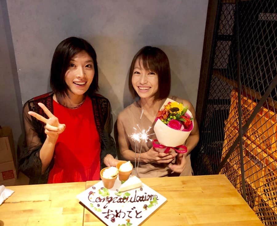 西谷綾子のインスタグラム：「✴︎ 💛👭💜👭❤️👭💚👭💙 いろんな状況のなかそれぞれ頑張る姿に刺激をもらう☺️ 友達の経験談、学びが沢山ッ‼︎ ・ #みんないつもありがとう  #楽しくて面白い #新たな出逢いも #繋がり  #可愛いカフェ」