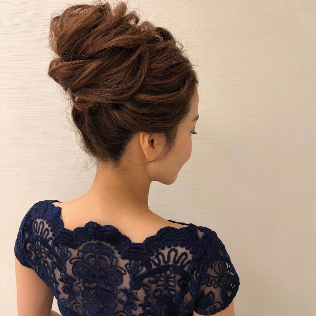 Tomoyo Kitamuraさんのインスタグラム写真 - (Tomoyo KitamuraInstagram)「先日のお客様。 クラシカルなルーズお団子。  #ヘアメイク #ヘアセット #ヘアアレンジ #ヘアスタイル #銀座#美容師 #ウェディング#ウェディングヘア #ブライダル#ブライダルヘア #結婚式#プレ花嫁#花嫁#前撮り#着物#浴衣 #シニヨン#ダウン#夜会巻き #ヘアメイクリハーサル #bride#bridehair#bridal#updo#upstyle」9月19日 12時30分 - tmy_o3.pugmi