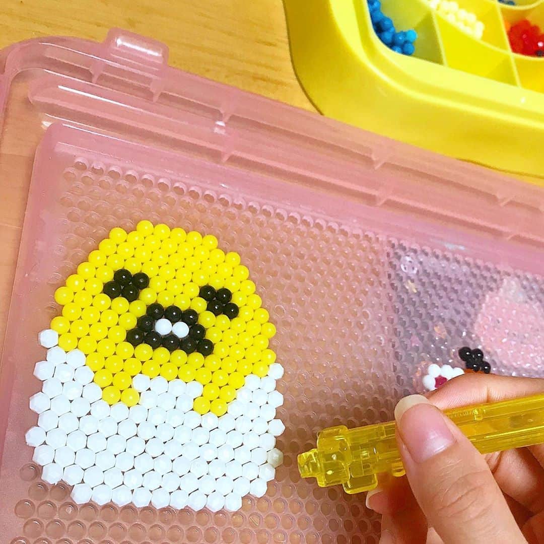 富久美玲のインスタグラム：「_ . アクアビーズで作ったぐでたま🍳💕 . #アクアビーズ#ぐでたま#gudetama#sanrio」