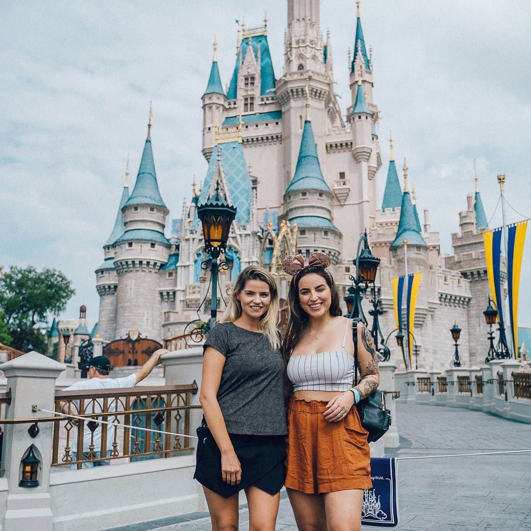 Bruna Unzuetaのインスタグラム：「Tínhamos apenas 1 dia pra aproveitar a Disney e graças ao serviço da @gioconcierge conseguimos 😍 fizemos todas as atrações que queríamos e tudo sem filas...elas organizam o Fast Pass, fazem reservas de restaurantes, conhecem os parques na palma da mão, sabem exatamente aonde ir e quando ir, evitando qualquer stress e multidão, deixando nosso passeio mto mais leve e tranquilo 😌🙏🏻 e elas também fazem roteiros personalizados de viagem!!!」