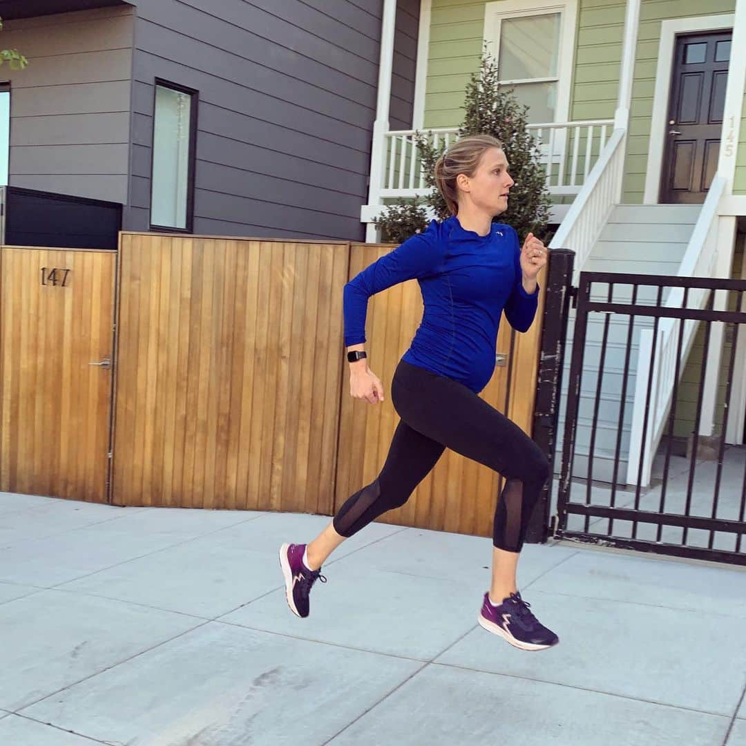 ブリアンヌ・タイゼン＝イートンのインスタグラム：「Workouts are a day-to-day thing for me now. Some days lifting weights feels good, and some days just call for a walk with Zo. Today, running felt good, so I took advantage of it and did an old hill workout we used to do when we were training... at a MUCH slower pace. #20weeks #babybump #babyeaton #spacenaut #missourihill」