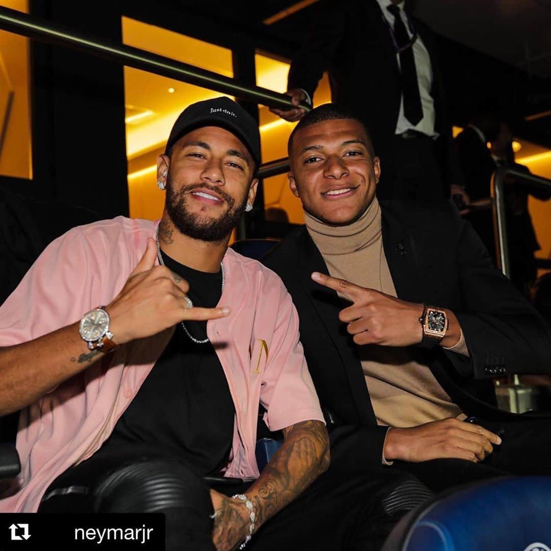 GaGa MILANO 公式 アカウントさんのインスタグラム写真 - (GaGa MILANO 公式 アカウントInstagram)「#Repost @neymarjr ・・・ Será que a gente queria estar jogando? 🤷🏽‍♂️⚽️ @k.mbappe #allezparis  #gmneymarjr」9月19日 11時05分 - gagamilano_jp