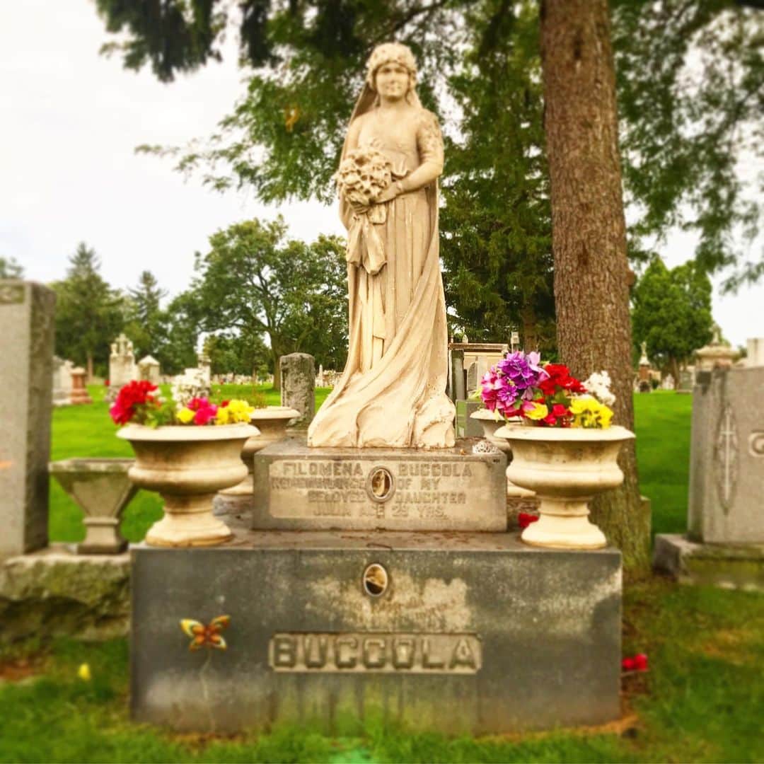 川原亜矢子のインスタグラム：「The Italian Bride #grave #mountcamelcemetery #experience #chicago #trip #シカゴ #旅」