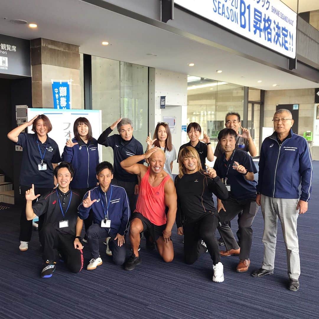 棚橋弘至さんのインスタグラム写真 - (棚橋弘至Instagram)「#松江市総合体育館 の職員の皆さんと。昨日の大会のお礼を伝え、「また来年もぜひ！」と言っていただきました。ありがとうございました😊 #島根県」9月19日 11時09分 - hiroshi_tanahashi