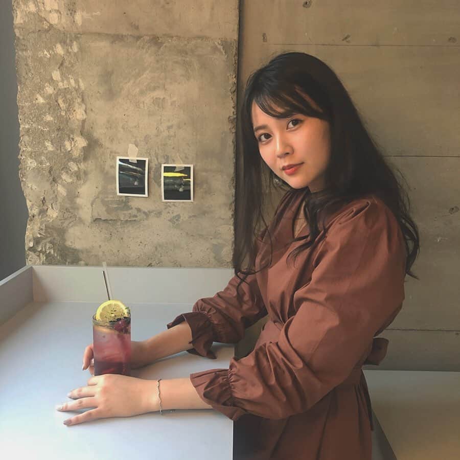 のインスタグラム：「たまには大人っぽく🧑ㅎㅎ . . ついにわたしの所属する〈ERG〉のデビューライブまで3日！となりました🤗 . CDのリリースも決まって、さらに22日が楽しみになりました☺️ 何度も同じこと言ってしまうのだけど、それくらいみんなに来てもらいたいって思うし、このお披露目ライブは一回しかないから！！！ 寝てる時間ならみんなちょっと早く起きて見に来て欲しいです！ 観覧無料なのでお友達も誘って来てください！💜 お待ちしております🐯 . . #erg #yuisa #cafe #like #ユニバーサルミュージック #デビューライブ #観覧無料ライブ #シンサカフェ #えるぐ #엘구 #카페투어 #감성카페 #카페 #신사동 #에이드 #좋아요반사 #팔로우」