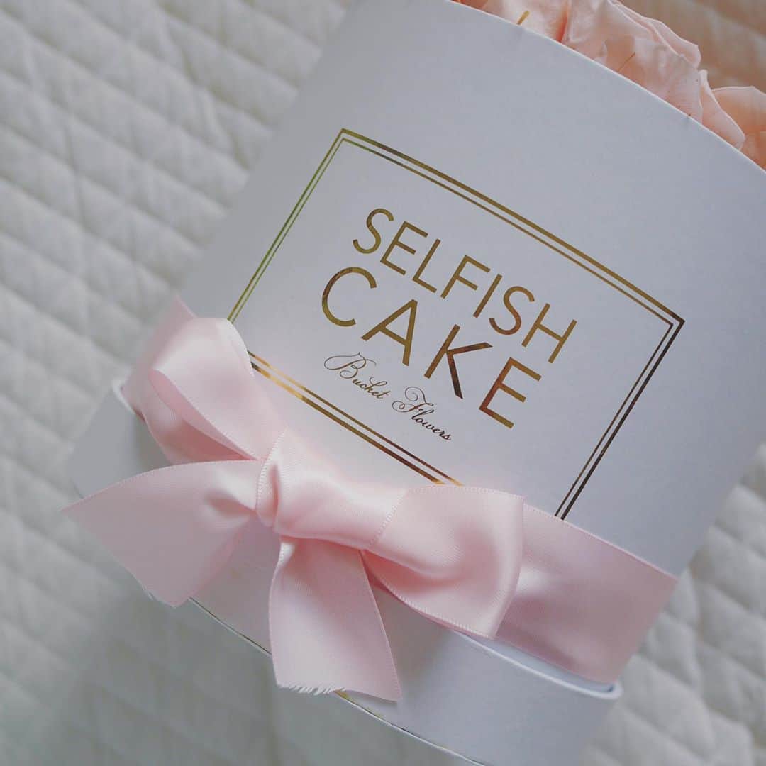 松本亜希さんのインスタグラム写真 - (松本亜希Instagram)「・ とっても素敵な @selfishcake シリンダーボックスフラワー🌹が届いた💕 これ、ブリザーブドで、保存状態がよければ2年くらいこの可愛い感じが保たれるそう♡ 可憐なベビーピンクのローズ贅沢すぎる💗💗💗 ・ このまま飾れるし、プレゼントにも絶対喜ばれるやん。 現に私めっちゃ嬉しい😆😆😆 👶産まれてから、お花全然飾れてなかったからすっごく嬉しいです♡ いろんなカラーやサイズあるみたい❤️❤️ _________________________________________ #selfishcake #セルフィッシュケーキ #ブリザーブドフラワー #rose」9月19日 11時23分 - m_akiron
