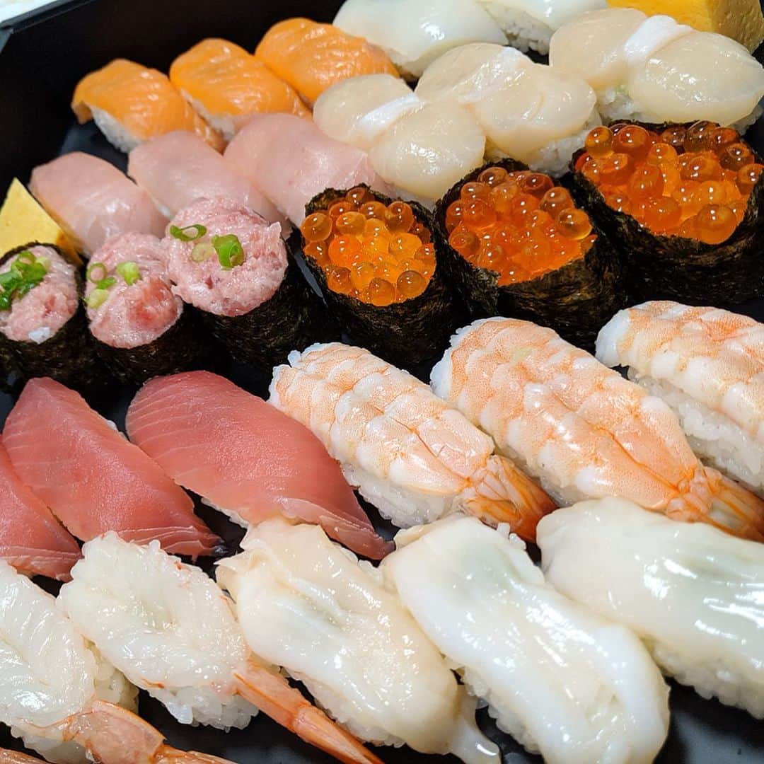 大見さなえさんのインスタグラム写真 - (大見さなえInstagram)「ubereatsでお寿司😋梅30貫🍣﻿ 西麻布『#柿家鮨 』﻿ ﻿ 人気のあるネタが集合(*´꒳`*)﻿ いくら、生エビ、ねぎとろ、サーモン﻿ えび、イカ、つぶ貝、まぐろ、ホタテ✨﻿ 個人的に生えび、ホタテイチオシ😎🍣🌸🌸﻿ (といいつつ食べる前にアップで撮ったのは いくらとネギトロだった🙈🍣) ﻿ #お寿司 #おすし #sushi #握り #ネタ﻿ #すし #めぐログ_西麻布 #ubereats﻿ #生えび #イカ #エビ #ねぎとろ #いくら #出前」9月19日 11時24分 - tabe_megumi
