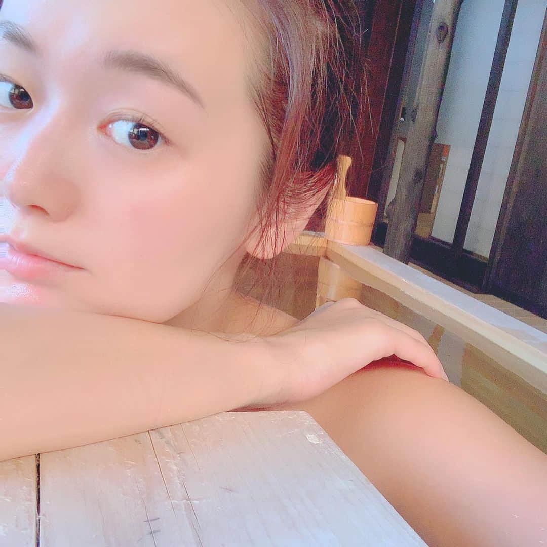 市原佑梨さんのインスタグラム写真 - (市原佑梨Instagram)「たくさん温泉入れたから（女の子は話が尽きないから長風呂最高です何時間入っていたかわからないくらい。。。🙄）身体がつるすべ🧖‍♀️♨️✨ 寝る前に温泉から上がったときにはあまり浸かりすぎて、えいちゃんにお尻が赤ちゃんみたいにぷりぷりになってるよ😂といわれたよ🍑筋トレとはまた違う美尻対策😘♨️⁉️ #hotsprings#izu#japanhotsprings#伊豆長岡温泉#石のや#伊豆旅行#温泉女子旅#温泉旅館#温泉旅行」9月19日 11時16分 - yuri_ichihara