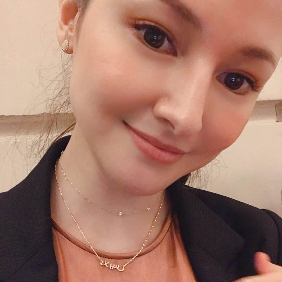 橋本麗香のインスタグラム：「アラビア語で きゃーちゃんの名前のネックレスを 作って頂きました❤️ 娘の名前を肌身離さず着けられる 幸せ🥰💕 ． シャンデリアチェーンが キラキラしていて肌の上で美しく輝きます✨✨✨ ． クラス感のあるラッピングも素敵 ギフトにも良いですね🌹🎁❤️ ． @jewelilytokyo  #jewelilytokyo #ジュエリリートウキョウ #アラビア語ネックレス」