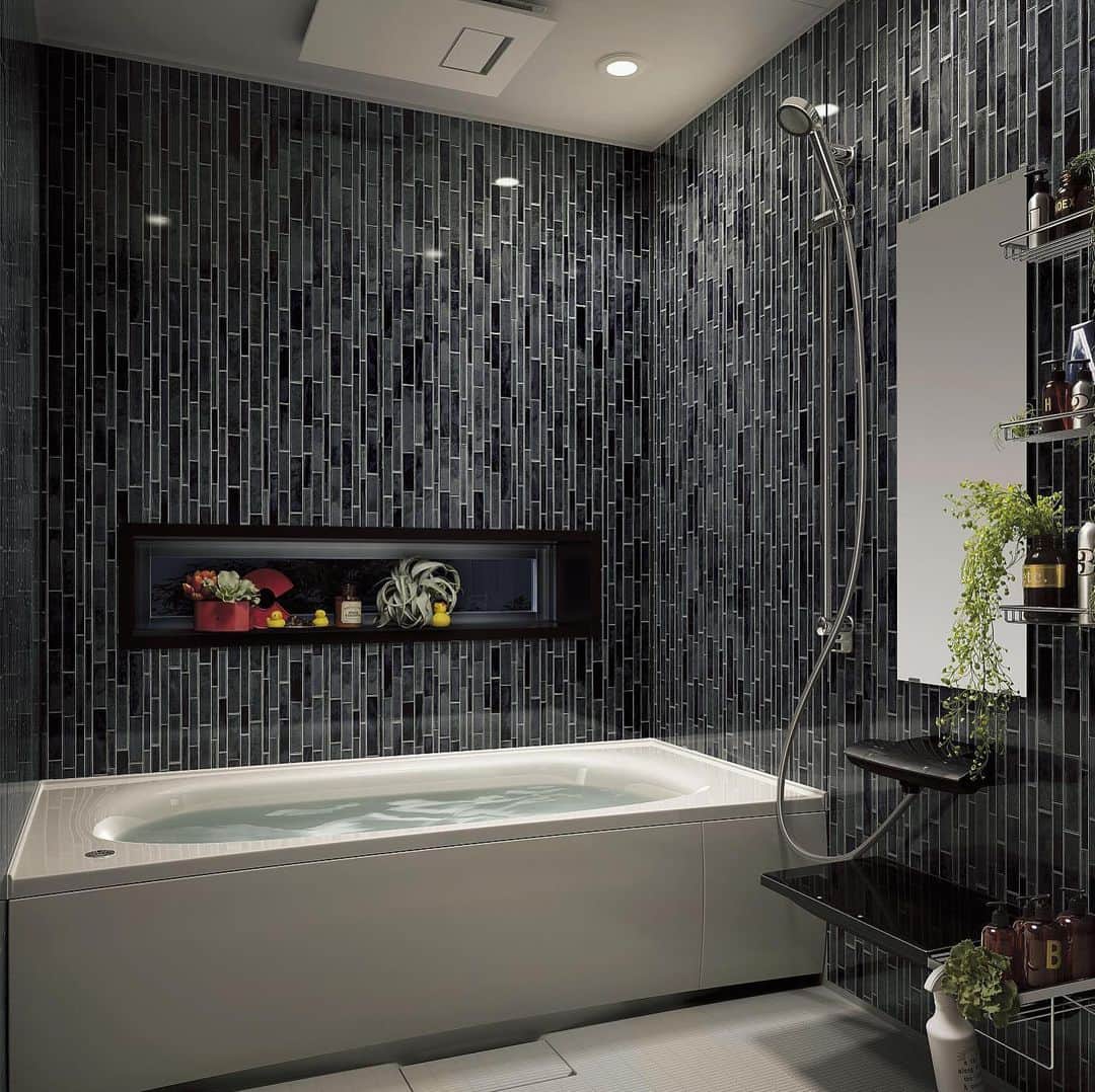 パナソニックのすむすむ さんのインスタグラム写真 - (パナソニックのすむすむ Instagram)「バスルームにも自由な発想で、 グリーンやインテリアを置いてみませんか？ 自分の好きなものに囲まれて落ち着ける空間に。  #オフローラ #スゴピカ浴槽 #ガラスタイルブラック柄 #スミピカフロア #お風呂 #浴室 #バスルーム #お風呂場 #パナソニックバスルーム #グリーンのある暮らし #リノベーション #リフォーム #マイホーム #家づくり #大人の暮らし #憧れの暮らし #大人インテリア #パナソニック #Panasonic #パナソニックリフォーム #インテリア好きな人と繋がりたい #暮らしの道具」9月19日 11時21分 - sumai_panasonic