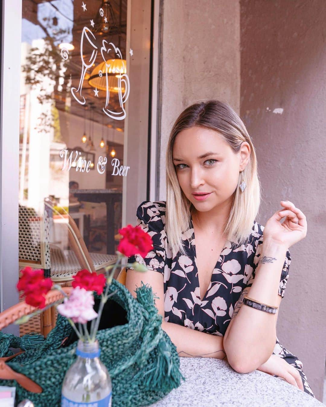 リズ・チェルカソワのインスタグラム：「Last week I introduced you to a very special jewelry brand with a mission to empower women in East Africa @akolajewelry. Today I wanted to give you a chance to win my favorite piece from their collection. Available at @nordstrom #akolaxnordstrom * GIVEAWAY TERMS * * Follow @akolajewelry and me * Must like and comment on this post * Winner will be announced via Insta Stories in 48 hours * Open to US resident only」