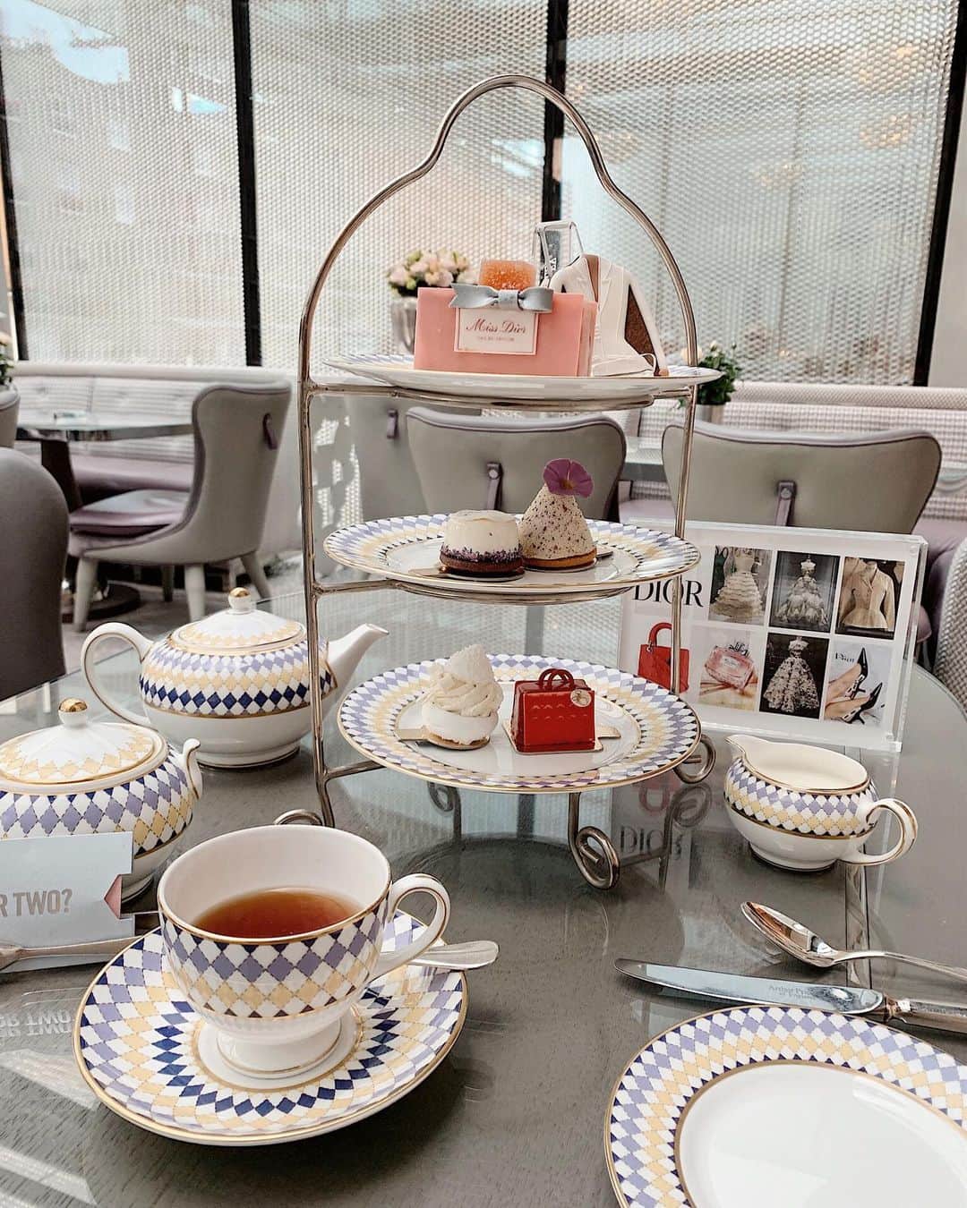 のインスタグラム：「The BekeleyでDiorのアフタヌーンティー🧁☕️ 런던 마지막날에 언니랑 호텔에서 디올 애프터눈티♥️언니 고마워용 꼭 곧 봐용~>< _ _  #런던맛집 #런던카페 #카페 #카페스타그램#런던여행 #londoncafe #londontravel #cafe #londoncoffeeshop #cafestagram #Londonfood #londonfoodie #londonfoodies #toplondonrestaurants #londonrestaurants #ロンドンカフェ #ロンドン旅行 #ロンドングルメ #foodstagram #foodphotography #foodie #foodblogger  #michikafooduk #タビジョ #アフタヌーンティー #afternoontea」