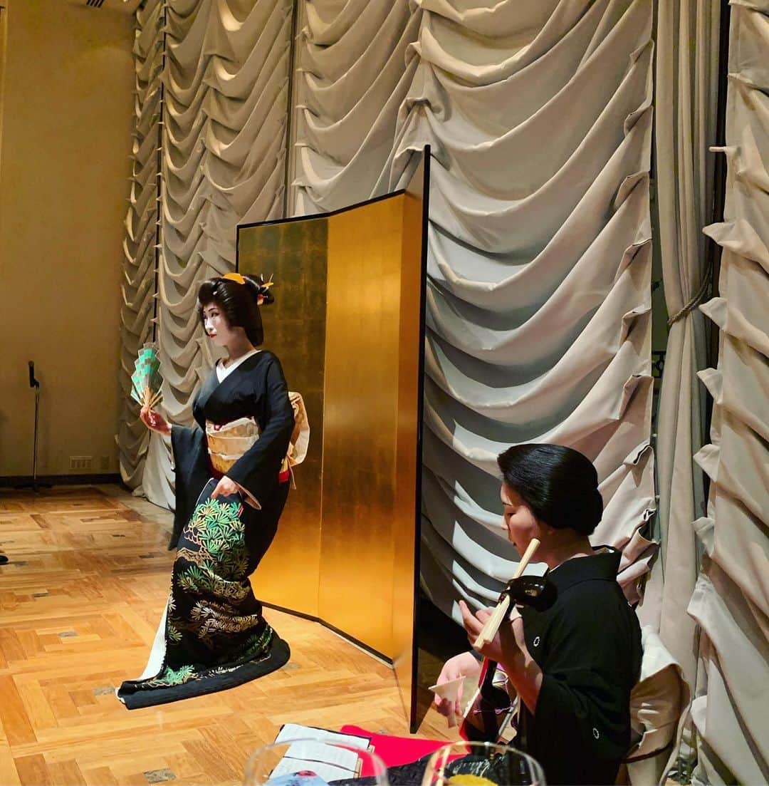 アンミカさんのインスタグラム写真 - (アンミカInstagram)「人と文化、芸術の一期一会を育む【きょうといちえ】に夫婦で参加🍁 着なくなったお着物を👘ドレスに設えてくれる　@kimono_yorozu で作ったお気に入りドレスを着用して。 今夜の01:00〜、そして9/20（金)10:00〜23:00〜の三回 @anelalux  秋の新作のQVC放送です✨ お時間許す方は是非、ご覧下さいませ❤️ 。 #旦那様はフェンディの蝶ネクタイが可愛い #私は大好きな紫の振袖ドレスで。 #人とのご縁と芸術が与える感性の刺激と感動に感謝✨ #とてもキュートで楽しい原日出子さん親子ともご一緒しましたよ！ @kyotoichie_official」9月19日 11時54分 - ahnmikaofficial