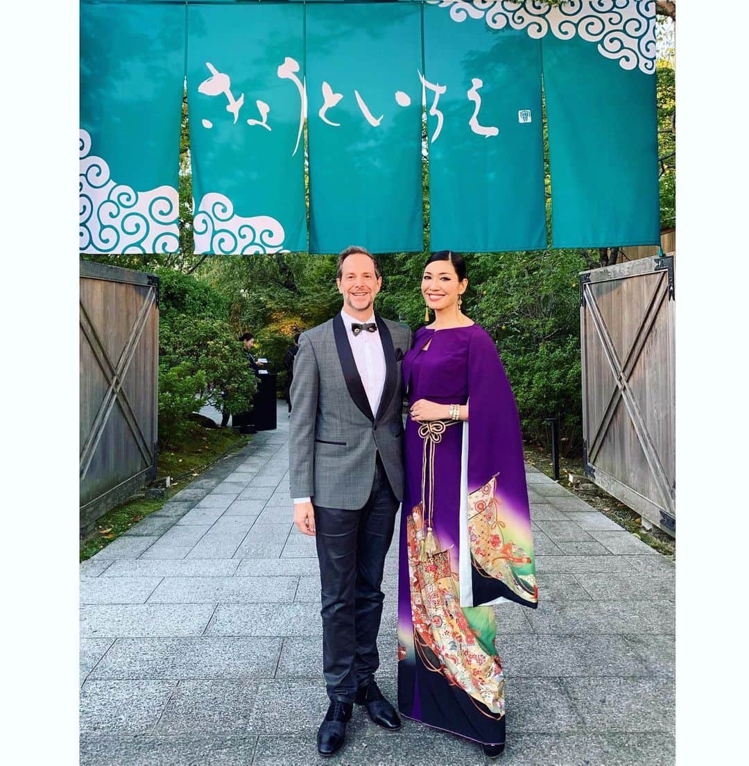 のインスタグラム：「人と文化、芸術の一期一会を育む【きょうといちえ】に夫婦で参加🍁 着なくなったお着物を👘ドレスに設えてくれる　@kimono_yorozu で作ったお気に入りドレスを着用して。 今夜の01:00〜、そして9/20（金)10:00〜23:00〜の三回 @anelalux  秋の新作のQVC放送です✨ お時間許す方は是非、ご覧下さいませ❤️ 。 #旦那様はフェンディの蝶ネクタイが可愛い #私は大好きな紫の振袖ドレスで。 #人とのご縁と芸術が与える感性の刺激と感動に感謝✨ #とてもキュートで楽しい原日出子さん親子ともご一緒しましたよ！ @kyotoichie_official」