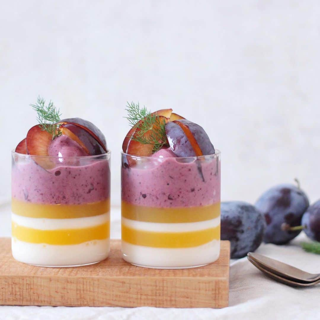 mai_smoothieのインスタグラム：「プルーン&ブルーベリースムージー Prune & blueberry smoothie  プルーンfrozen prune 50g ブルーベリーfrozen blueberry 30g バナナfrozen banana 120g ヨーグルトyorgrut 50g 水water 50ml トッピング)プルーン、ディル、ミルク&マンゴー寒天」