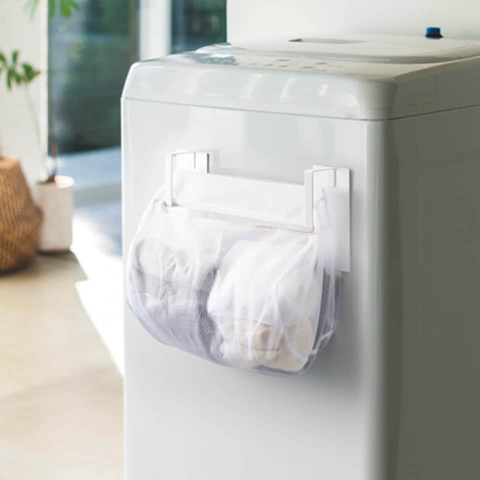 yamazaki_japanさんのインスタグラム写真 - (yamazaki_japanInstagram)「毎日の家事を快適に！洗濯ネットを引っ掛けて洗濯物をその場で分別できる「マグネット洗濯ネットハンガー タワー」のご紹介です。 . 洗濯ネットへ直接洗濯物を入れて、そのまま洗濯機にＩＮできる便利なアイテムです◎ いくつか使えば、サイズや洗濯の種類、白い洗濯物と色物など服を脱ぎながらその場で分別することが出来ます。 . 洗濯ネットだけでなく、ハンガーなども収納可能。  忙しい毎日だからこそ少しでも家事効率の上がるアイテムはいかがですか？ . ■SIZE　約W7×D6×H16cm(1つあたり)　■耐荷重 約3kg . --------------------------------- 山崎実業のコラムサイト「Simple Life Lab.」も運営中◎ 暮らしのアイデアや、漫画ヤマクマちゃんなど様々なコンテンツが掲載されています。 是非ご覧ください。 https://www.yamajitsu.co.jp/lab/ --------------------------------- . #home#tower#家事#洗濯#家事効率#スタイリッシュ#マグネット収納#ランドリー#洗濯ネット#ランドリー収納#洗濯機#暮らし#丁寧な暮らし#シンプルライフ#おうち#北欧雑貨#北欧インテリア#収納#シンプル#モダン#便利#おしゃれ #雑貨 #yamazaki #山崎実業」9月19日 12時00分 - yamazaki.home.channel