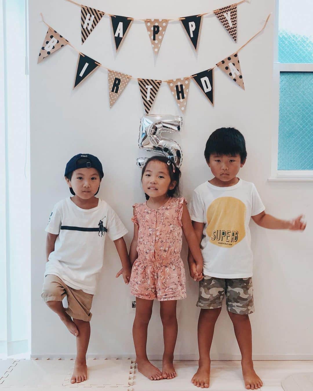 高橋菜摘のインスタグラム：「少し前の5th Birthday Party!!🎂 お腹に居る時から予定日が 何日か差ってくらい近かった3人。 産まれたら全員血液型も一緒っていう。 ずーっと一緒に大きくなってきたから 3人とも我が子同然と思ってる❤︎ 毎年一緒に祝えて成長を感じるし 毎年兄弟が1人づつ増えてた誕生日会だけど 来年あたりは一旦ストップかな？😂 1.2.3枚目は今年の5歳誕生日会🎊 あとは4.3.2歳とどんどんちっこくなっていきます。 10枚目の1歳の3人が懐かしすぎて泣ける😹 これからもよろしくっ😘 @maaayu1003  @tsuuuuuji  ______________ #B型トリオ」