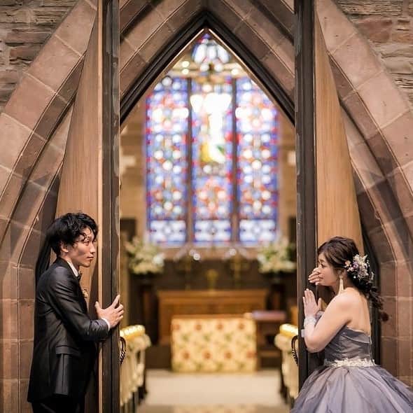 ホテルモントレウェディング【公式】 のインスタグラム：「♥ ￣￣￣￣￣￣￣￣￣￣ @montereyweddingをフォローして 『 #モントレ花嫁 』『 #ホテルモントレ』の タグをつけて投稿してくださいね＊*. ・ ホテルモントレ グラスミア大阪 @grasmereosaka.weddingの #卒花嫁 @cxywedd1117 さまより 素敵なお写真をリグラムさせていただきました！ ・ チャペルの入り口でのショット♡ 向い合うおふたりも、カメラ目線のおふたりも 表情がとっても素敵です♩*＊ ・ #モントレ #モントレ花婿  #プレ花嫁 #卒花 #marry花嫁 #dressy花嫁 #farnyレポ #プラコレ ﻿#maricuru #dressy花嫁 #日本中のプレ花嫁さんと繋がりたい #ウエディングニュース #flower #ウェディングドレス #dress #結婚式 #披露宴 #結婚式場 #2019年秋婚 #2019年冬婚 #ホテルモントレグラスミア大阪 #グラスミア大阪 #大阪 #挙式 #ceremony #チャペル #教会式」