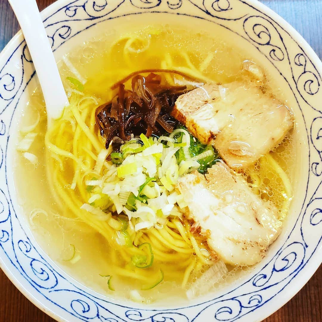 粉川真一さんのインスタグラム写真 - (粉川真一Instagram)「美味しい「塩ラーメン」を頂いた！ 今日も一日頑張ろう！  #ラーメン #塩ラーメン #中華 #透明スープ」9月19日 12時17分 - mrt.kokawa