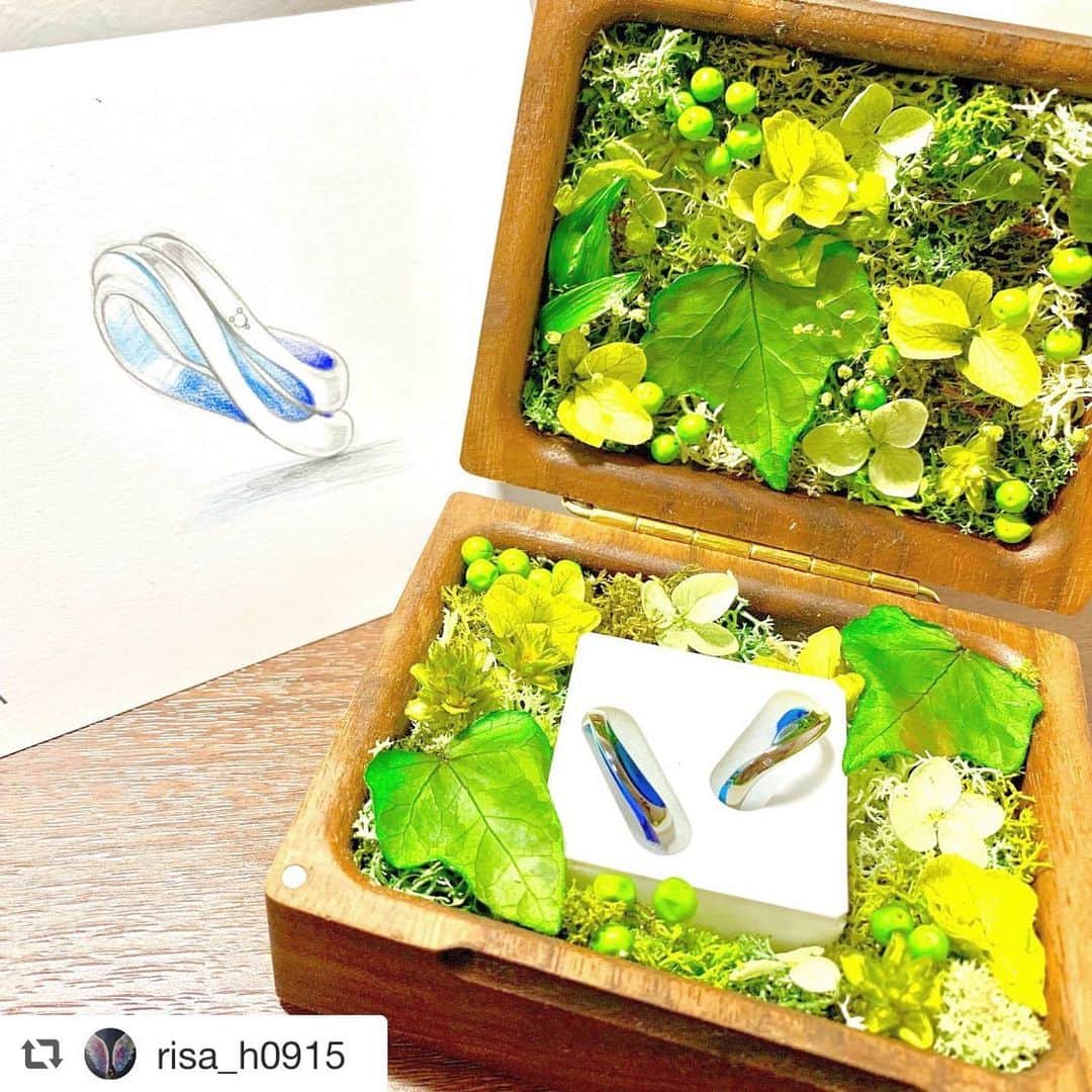 SORA ≪SORA表参道の公式アカウント≫のインスタグラム：「@sora_omotesando をフォローして、ぜひ『 #結婚指輪sora 』のハッシュタグを入れてお写真を投稿してください＊* . こちらのお写真は @risa_h0915 さまからリグラムさせていただきます♪ . ･:*+.･:*+.･:*+.･:*+.･:*+.･:*･: 2019✳︎09✳︎14 @表参道〜青山 . 誕生日前日に前から注文していた指輪の受け取りにいって、夜は特別なディナーに連れて行ってもらいました！ . 個室のイタリアンでコースの美味しいお料理を堪能して、何故か館内のご案内という名の謎のツアーに出かけた先に小さなチャペルの部屋に通され。 . 注意をそらされてる間に花束抱えられてました。 予想外の展開と、いつもは伝えてもらえない特別な言葉で彼なりのプロポーズをしてもらいました。 . 特別で素敵なプロポーズ、感動しました。 . いつもサプライズ考えても、態度とかぽろっと口を滑らせて失敗してたけど、 今回は初めてのサプライズ大成功🙌 . 指輪も二人とデザイナーさんと一緒に考えてオリジナルの素敵な指輪ができて大満足！ 婚約指輪は要らないから、この素敵なオリジナルの結婚指輪だけで十分💍💖 . まだまだ未熟な二人だけど、これまで通り、これからも仲良く協力し合って一緒に歩んでいきましょう。 ･:*+.･:*+.･:*+.･:*+.･:*+.･:*･: . #結婚指輪 #婚約指輪 #表参道 #金属アレルギー #金属アレルギー対応 #レアメタル #鍛造  #手作り #手作り指輪 #マリッジリング #エンゲージリング #ブライダル #ウェディング #プレ花嫁 #クリエィティブ #デザイン #個性的 #bridal #wedding #jewelry #ring #weddingring #creative #design #japaneseart #madeinjapan  #サムシングブルー」