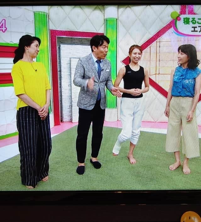 原島美波さんのインスタグラム写真 - (原島美波Instagram)「♡TV♡ . 松葉杖&ギブスで. お仕事させていただいた時. . . この様な時こそ. いつも笑っていたい❣️. . . #フジテレビ さんや. 関係者の方々の #優しさ . 沢山感動いただいて、 #幸せな時間 でした✨. . . この日収録した放送は、実は #昨日 でした(*^^*) . ギブスなので体重かけられず. 片足で立っていたので動けません♪笑. . 押されると倒れます！笑. . 今週末も #三連休 ですね！ . 皆様も  #素敵 な日々が送れてますように🌈✨. . .  #Workout #早くやりたいな#放送#トレーナー#収録#お休み#感動#感謝#ありがとう#幸せ#happy#smile#笑顔#love#tokyo#japan#ギブス#松葉杖#卒業したい#辛抱#うずうず」9月19日 12時19分 - minamiharashima