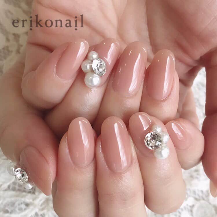 黒崎えり子さんのインスタグラム写真 黒崎えり子instagram Omotesando 秋色シンプルネイル サロンでも大人気のモアジェル Fumi先生 Nailfumi プロデュースの F608アデル を薄めに二度塗り 肌馴染みのよいヌーディーカラーで 指がすっと長く見える効果もあります