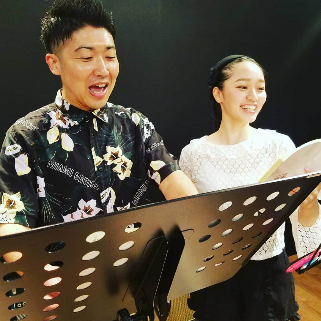 レイチェルのインスタグラム：「第九レッスン2日目終了。  今日も松浦景子ちゃんと一緒に、一生懸命練習してまいりましたよ！  僕はホンマに、まだまだまだまだ過ぎますが、  参加されている皆様、本番まであと２ヶ月とちょい、お互いに頑張りましょう～！！！！！ 😆😆😆😆👍👍👍👍👍🎶🎶🎶🎶🎶✨✨✨✨✨ #サントリー#１万人の第九#よしもと新喜劇#レイチェル#松浦景子#レッスン#難しいけど#たぁのぉしぃーーー！！！😆😆😆✨✨✨🎶🎶🎶」