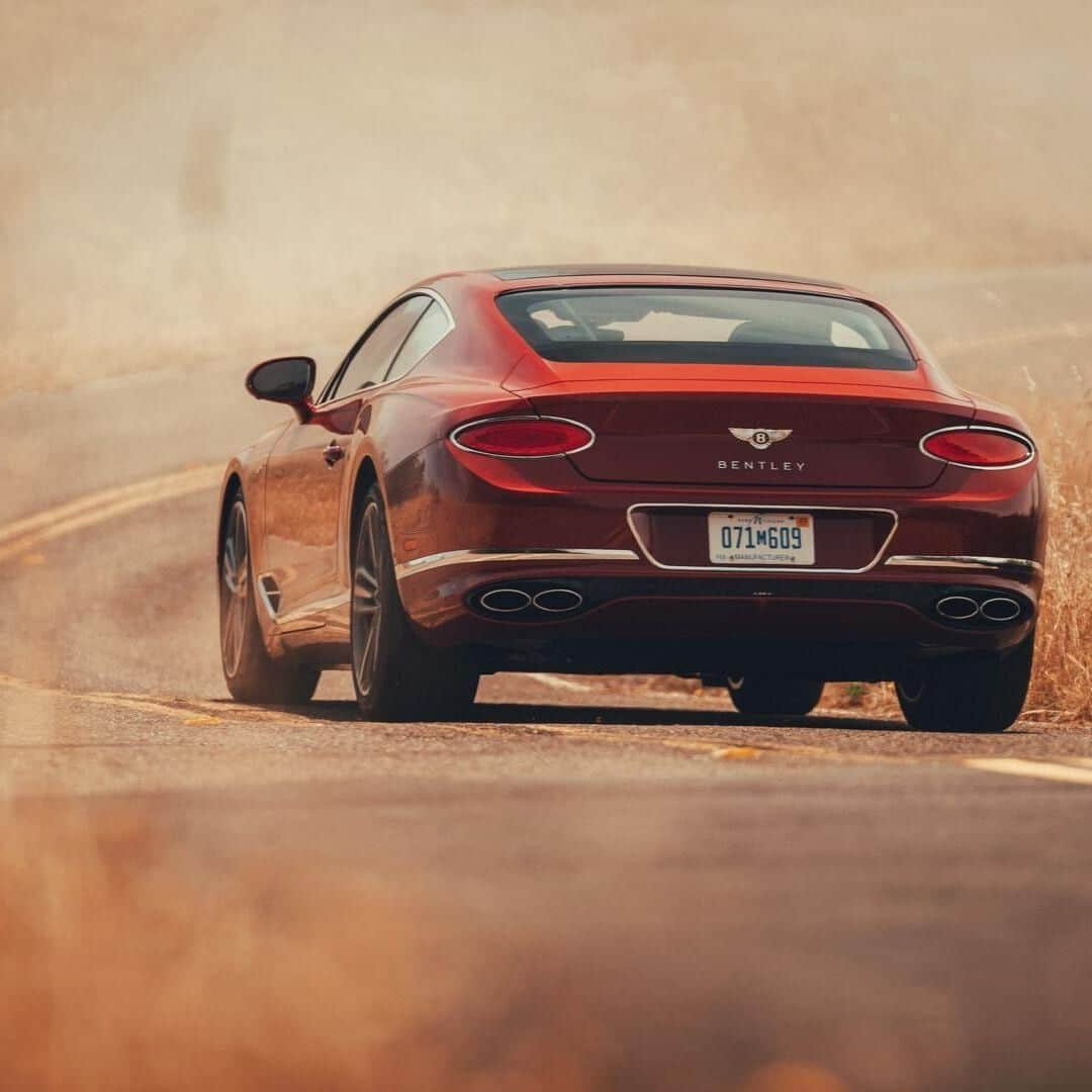 ベントレーさんのインスタグラム写真 - (ベントレーInstagram)「The new #ContinentalGT V8 can reach 0 to 60 mph in 3.9 seconds. But it's the irresistible sound of the #Bentley V8 engine that stimulates all the senses as you accelerate. Design yours through the link in bio.  _ The Continental GT V8 is available to order in all markets except EU28, Switzerland, Norway, Ukraine and Turkey. It will be available in these markets in Q4 2019.」9月19日 3時30分 - bentleymotors