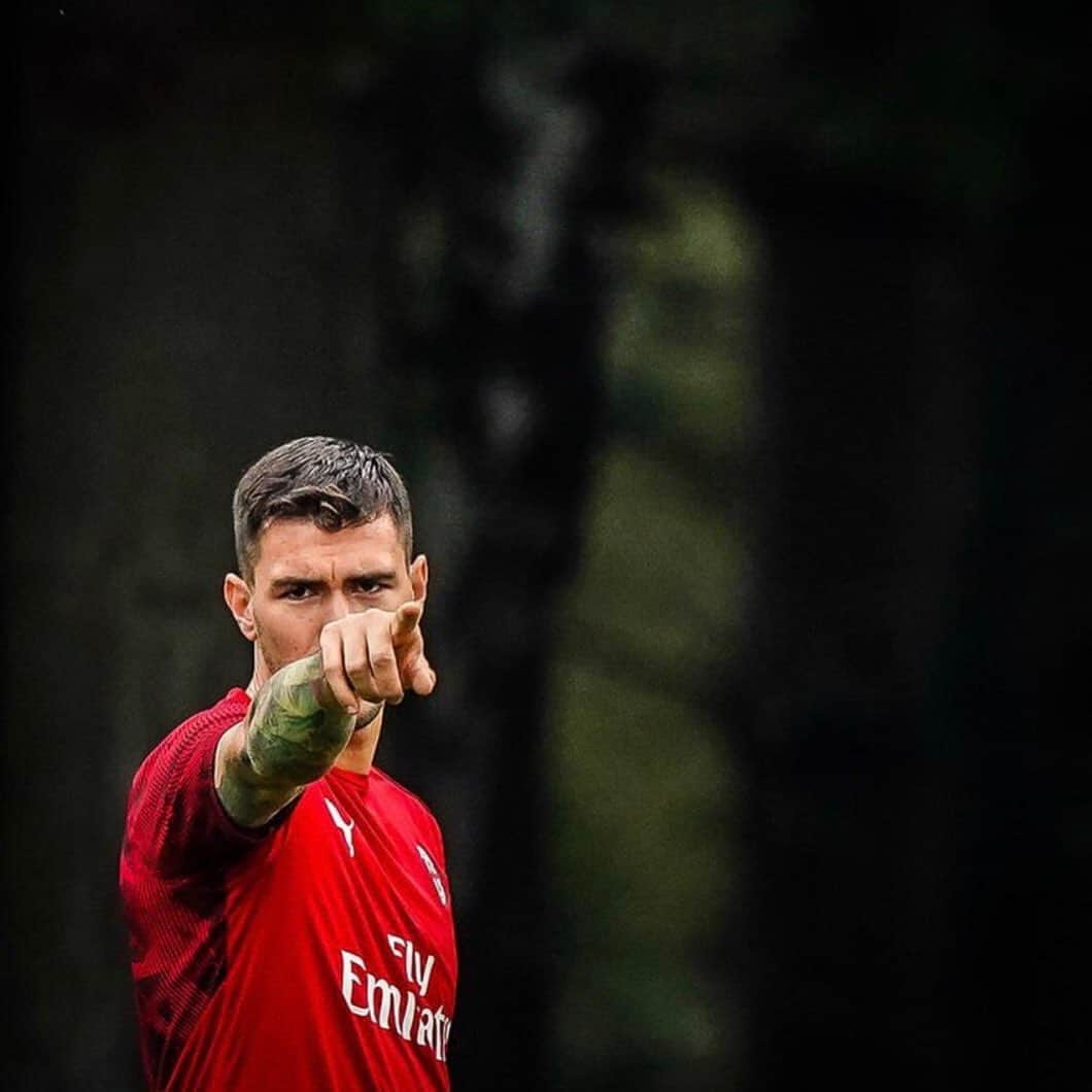 アレッシオ・ロマニョーリのインスタグラム：「#rightway #training @acmilan」