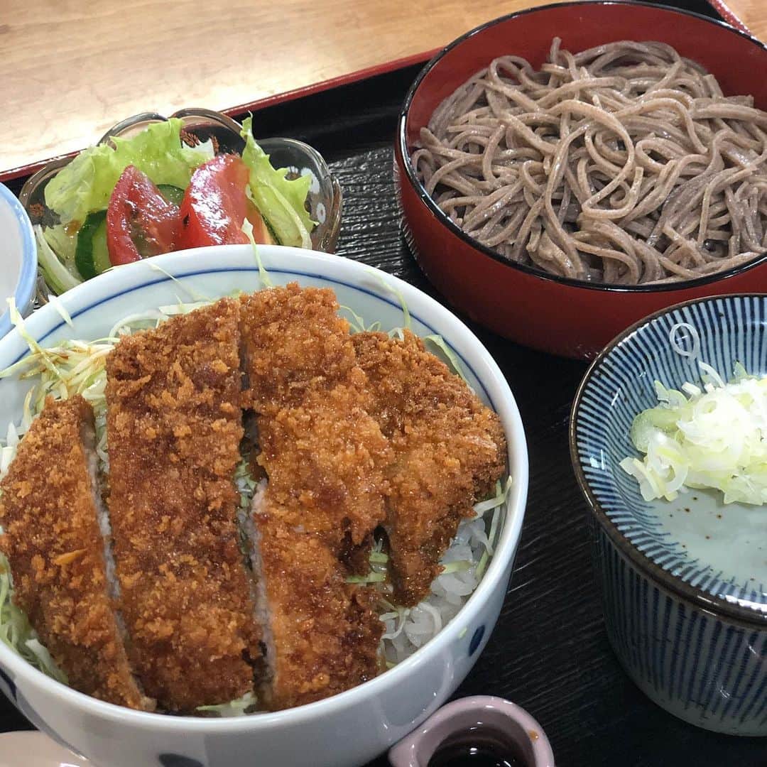のインスタグラム：「#名物 #ソースカツ丼 を始めて60年。創業100年の店で、手打ち蕎麦とのセットをいただきました。 #駒ヶ根 #foodie」