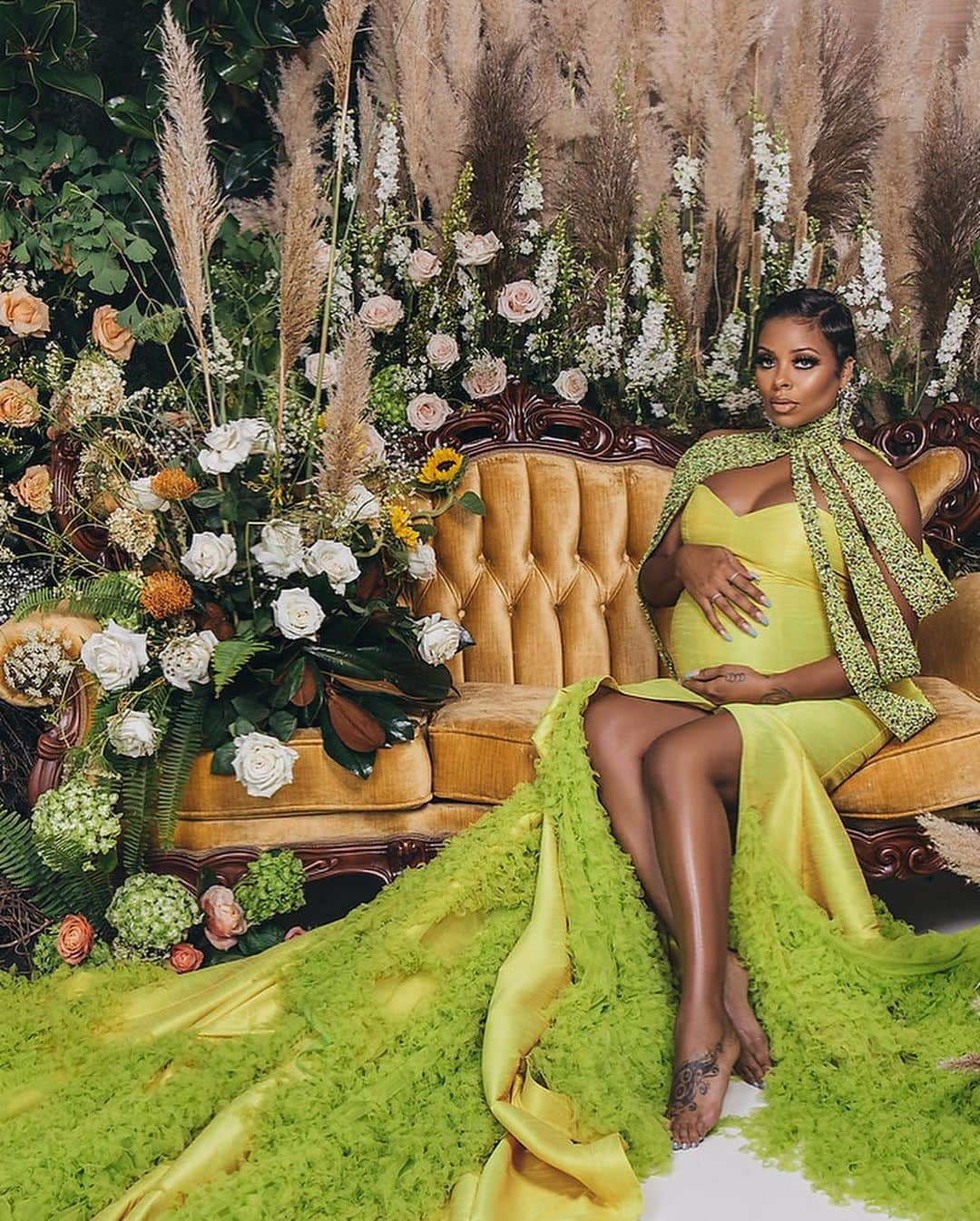 エヴァ・マルセルさんのインスタグラム写真 - (エヴァ・マルセルInstagram)「So I decided to go ahead and have a little maternity shoot. You know what they say third time is a charm🌻 so, WELCOME TO THE GARDEN OF EVA🌻 It really was a simple situation thanks to the most amazing team ever: Photographer: @stanlophotography Dress designer: @theodoreelyett Florals: @creativetouchevents Location: @parkstudios.co Makeup: @iambarbielee Produced by: @ellybevents Baby Maverick i think Mommas ready 🌻」9月19日 4時07分 - evamarcille