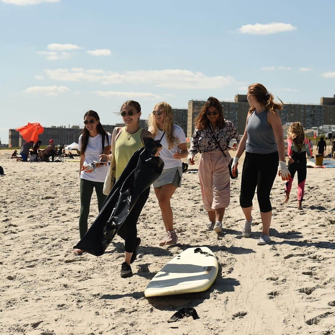 BoxedWaterさんのインスタグラム写真 - (BoxedWaterInstagram)「👋 Southern California! We need your help on #InternationalCoastalCleanUpDay. Sign up to join us, @agjeans, and @healthebay in Torrance, CA this Saturday for a beach clean up. Tap the link in our bio for more details! 📷: @illynook  #BetterPlanet #BoxedWater #BoxedWaterIsBetter」9月19日 4時01分 - boxedwater