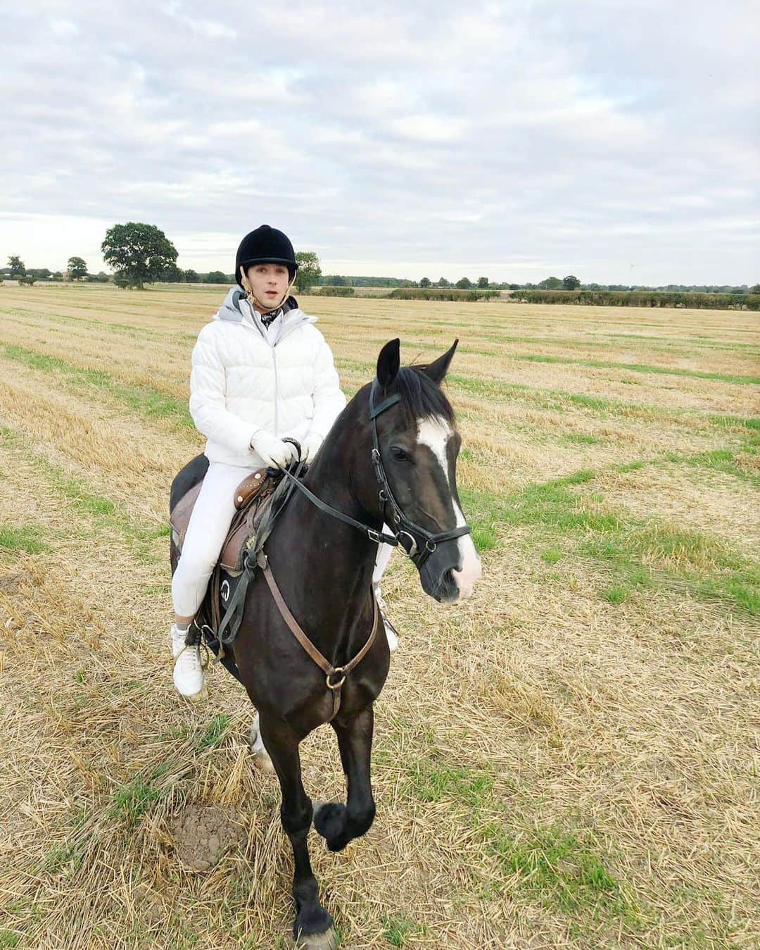 ジョニー・ウィアーさんのインスタグラム写真 - (ジョニー・ウィアーInstagram)「18.9.2019 Provincial Romanticism | 📸 @kat_pickering_horses 🐴 @ben_actionhorses | #england #yorkshire #horse」9月19日 4時15分 - johnnygweir
