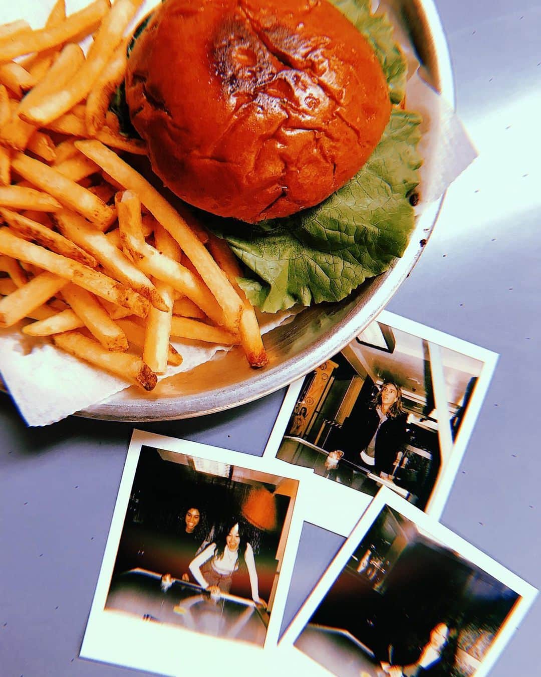 Hollister Co.さんのインスタグラム写真 - (Hollister Co.Instagram)「Our wish: You can has all the 🍔 cheezburgers 🍔 in the world today. Seriously, we want that for you. #NationalCheeseburgerDay」9月19日 4時11分 - hollister