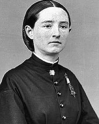 ションダ・ライムズさんのインスタグラム写真 - (ションダ・ライムズInstagram)「Dr. Mary Edwards Walker was an abolitionist, prisoner of war, and surgeon.  After receiving her medical degree at Syracuse University, she volunteered with the Union Army during the American Civil War where she was captured by Confederate forces after crossing enemy lines to treat wounded soldiers.  Once released in a prisoner exchange, she became the only woman to receive the Medal of Honor for her efforts during the war.  After the war, she became a writer and lecturer supporting the women’s suffrage movement. #InspirationWednesday 📷: Wikipedia」9月19日 4時11分 - shondarhimes