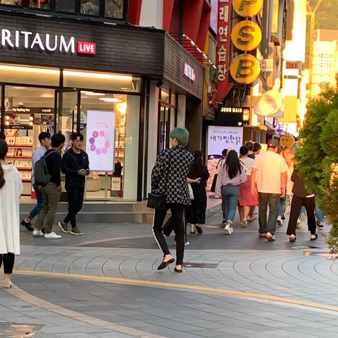 のインスタグラム：「Op spotted Hwall and he has Blue hair !!! ___ ___ 《 #theboyz#더보이즈#활#hwall#heohyunjoon #hyunjoon #theboyzhwall#tbz#hwalltheboyz#허현준 》」