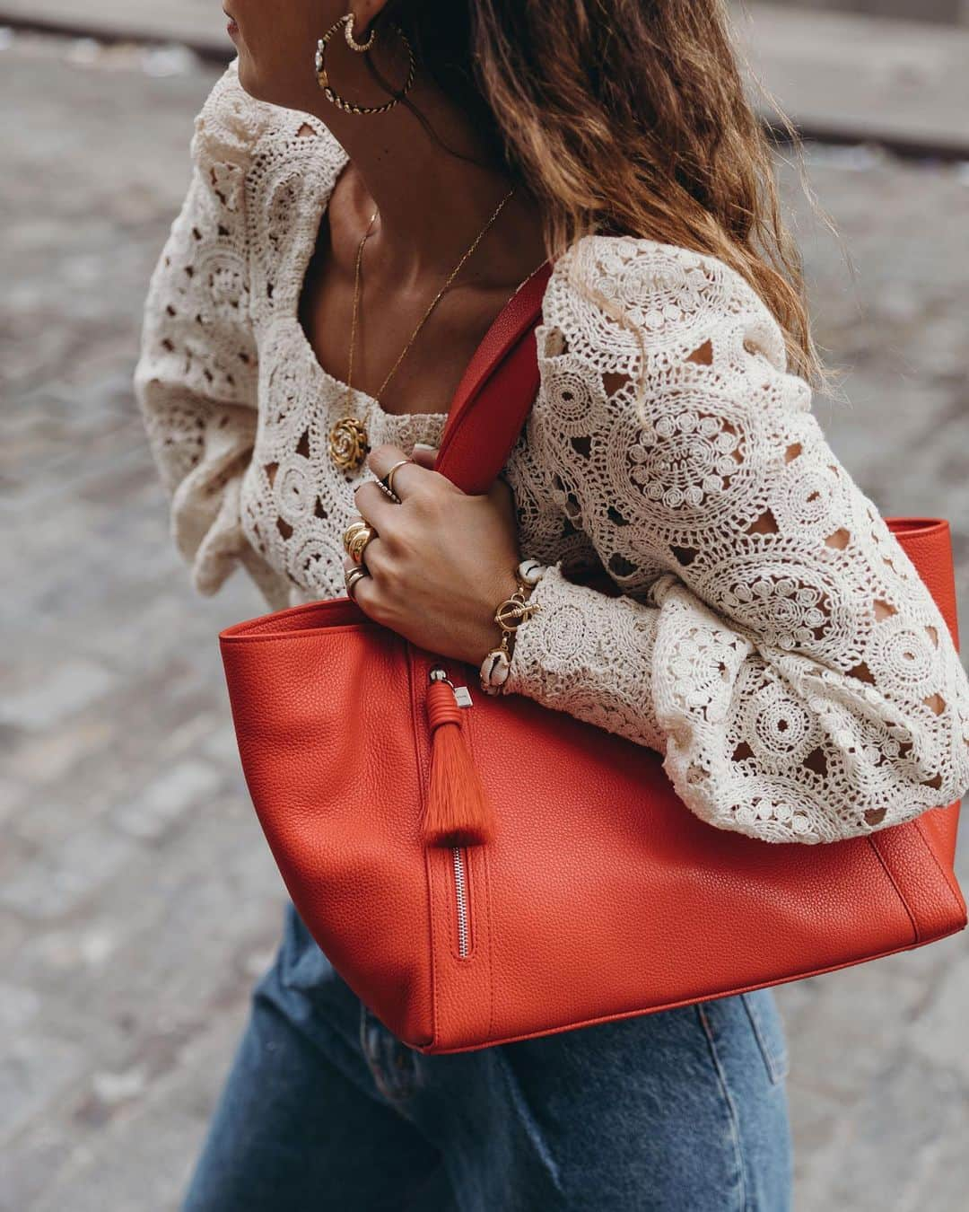 Collage Vintageさんのインスタグラム写真 - (Collage VintageInstagram)「Ivory and red one of my favorite color combos 🌹 #ad I’m wearing a mid-season look paired with the #AkrisAlexa statement tote bag from @akrisofficial #Akris @shopstyle」9月19日 4時18分 - collagevintage