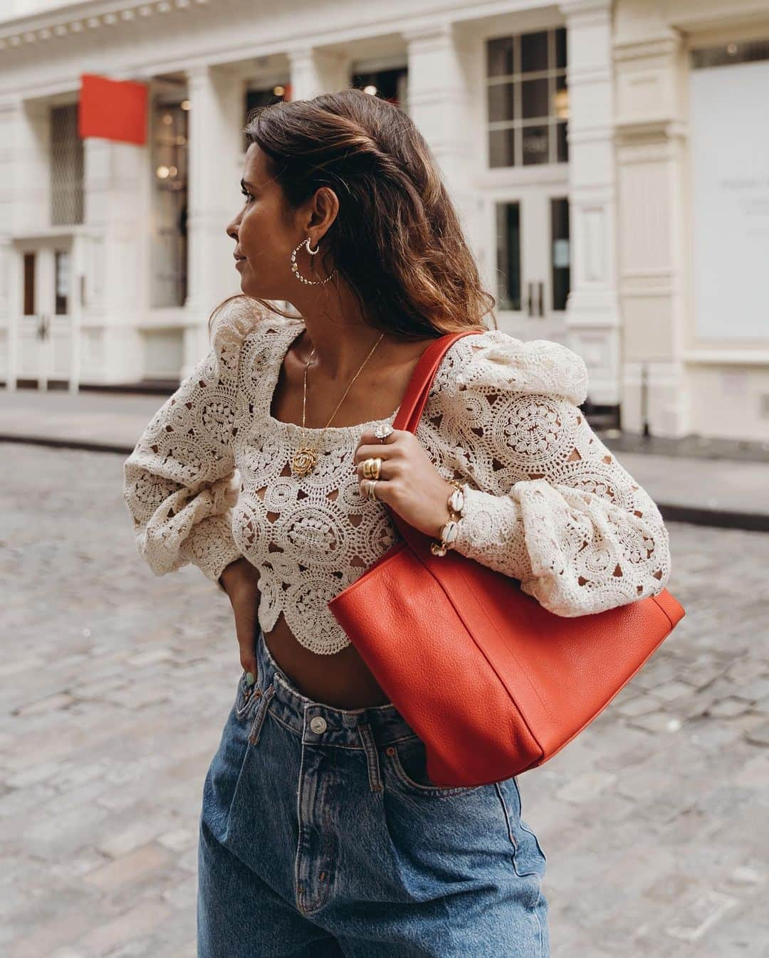 Collage Vintageさんのインスタグラム写真 - (Collage VintageInstagram)「Ivory and red one of my favorite color combos 🌹 #ad I’m wearing a mid-season look paired with the #AkrisAlexa statement tote bag from @akrisofficial #Akris @shopstyle」9月19日 4時18分 - collagevintage