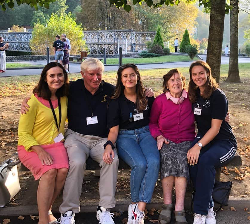 キャサリン・ライオンズのインスタグラム：「Thankful I’ve got to spend a week of serving the sick in Lourdes with my amazing family and the Oblates Youth Service.  I promise to hold the love and joy this trip created close to my heart forever x」