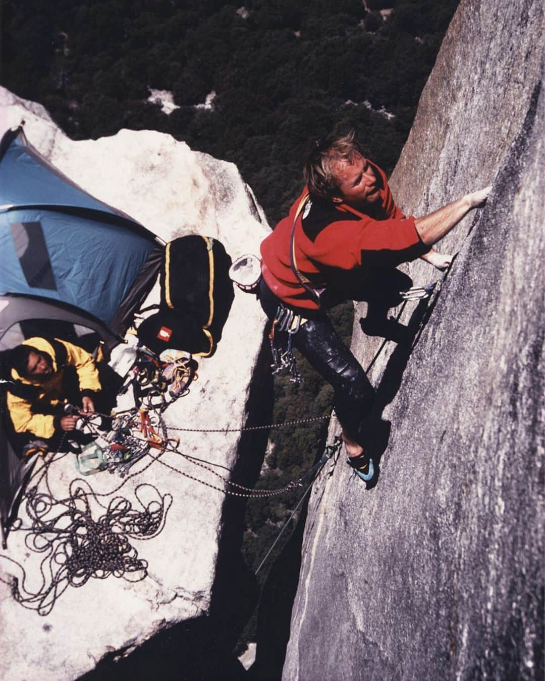 ザ・ノースフェイスさんのインスタグラム写真 - (ザ・ノースフェイスInstagram)「A Denali-clad Todd Skinner jamming out during the first free ascent of El Capitan’s Salathe Wall in Yosemite, 1988. Denali. The Forever Fleece. See our full collection, link in bio. #neverstopexploring」9月19日 4時31分 - thenorthface