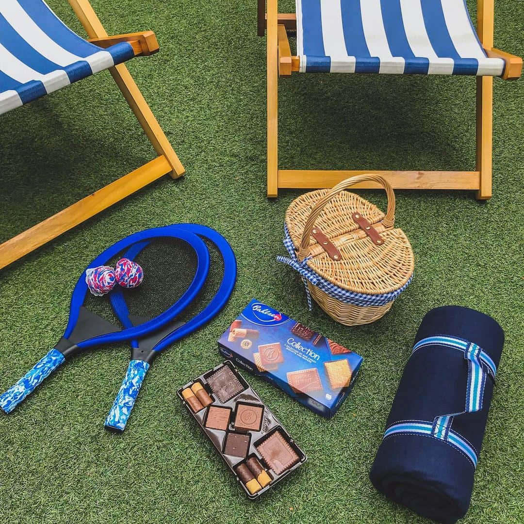 Eat With Steph & Coさんのインスタグラム写真 - (Eat With Steph & CoInstagram)「Making the most of the last days of summer with a lil impromptu picnic with some matching attire... picnic blanket, basket, rackets, lounge chairs, and @bahlsen.uk’s new collection biscuit box.  Admittedly I was sat sunbathing in a jumper cos it’s a bit chilly 😂 but #britishweather eh? #ad #gifted #picnic #picnicdate #picnicinthepark #britishsummer #lastdaysofsummer #flaylay #daysout」9月19日 4時41分 - eatwithsteph_ldn