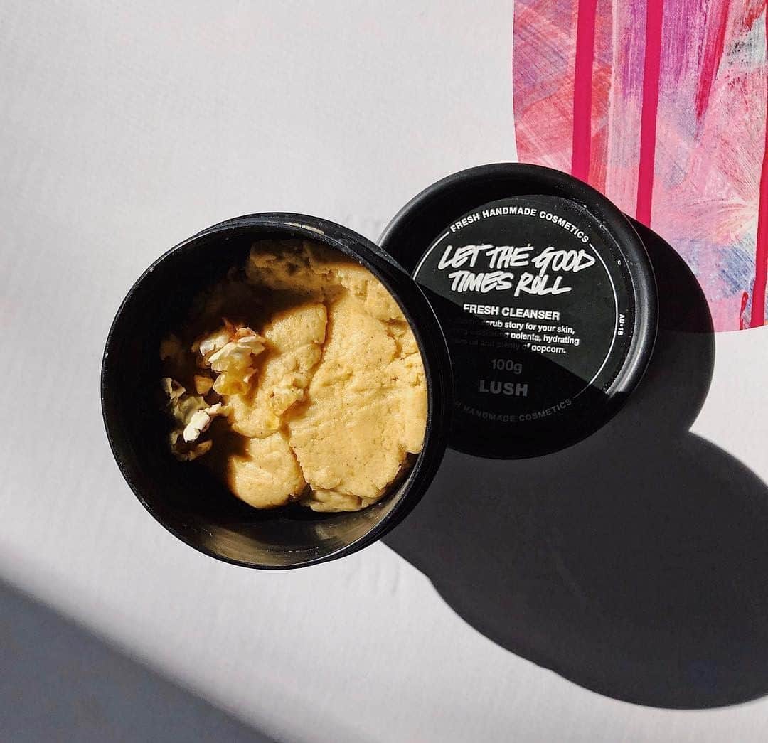 LUSH Cosmeticsさんのインスタグラム写真 - (LUSH CosmeticsInstagram)「Get your softest skin ever with this moisturizing cleanser. Using ingredients like maize flour, polenta and corn oil, Let The Good Times Roll leaves skin bright, clean and smooth in the gentlest way possible. 🌽💛 / 📸: @honeyfruitskin⁠ *⁠ *⁠ *⁠ *⁠ *⁠ #beauty #skin #natural #organic #naturalskincare #skincareroutine #vegan #healthyskin #crueltyfree #greenbeauty #wellness #bblogger #beautycare #glowingskin #beautyaddict #veganbeauty #crueltyfreebeauty #crueltyfreecosmetics #veganlife #vegansofig #veganliving」9月19日 4時40分 - lushcosmetics