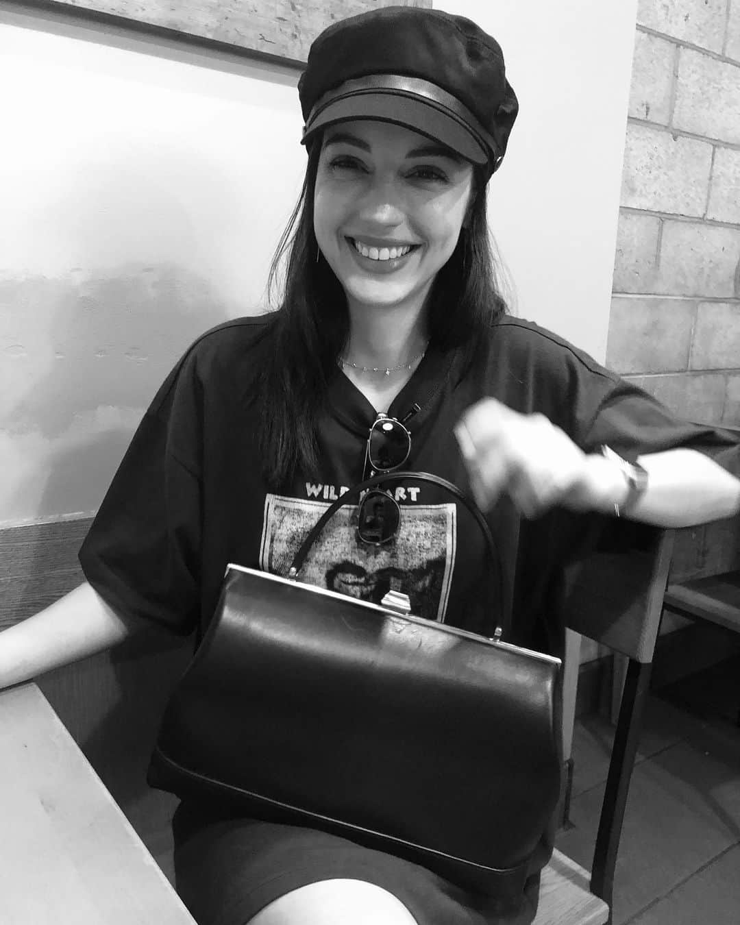 アデレード・ケインのインスタグラム：「💯 @aninebingofficial」