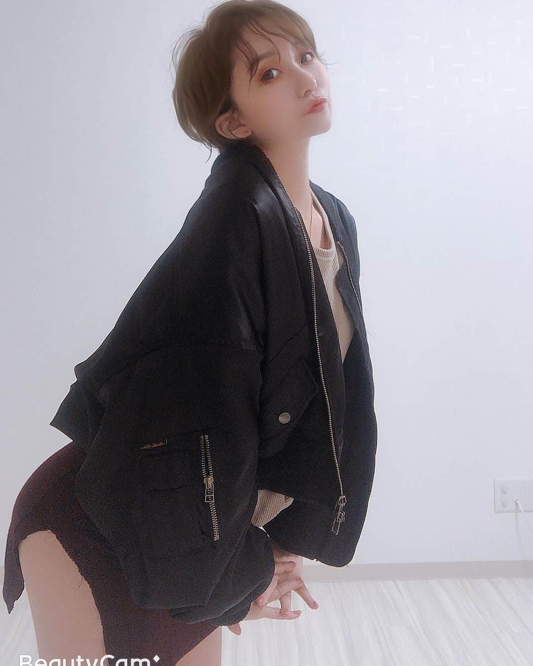 のインスタグラム：「お家帰ってきたぞ♪ みんなはおはよ～だね🔆🔅 . 今日の服かわいー言われた嬉しい🧡🧡 . #likeforlikes#followforfollowback#photooftheday#cute#follow4followback#likeforfollow#instagood#❤#いいね返し#巨乳#谷間#酒#ショートヘア#飲み会#ススキノ#ホステス#キャバクラ#キャバ嬢#ニュークラブ#フィリア#バルセロナグループ#歌舞伎町#六本木#中洲#錦#栄#北新地#ミナミ」